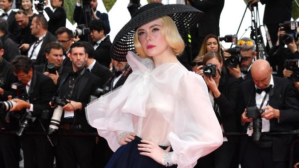 Sempat Pingsan Akibat Gaun Ketat, Elle Fanning Memukau Lagi di Cannes 2019