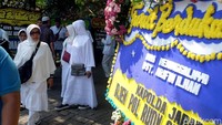 Hingga saat ini, jemaah terus berkumpul di Masjid Az-Zikra untuk mendoakan kepergian Ustaz Arifin Ilham. Ayat-Ayat suci Alquran terus dilantunkan jemaah.