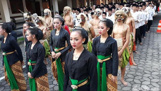 Syukuran Jokowi Menang Pilpres, Warga Solo Kirab 1001 Tumpeng