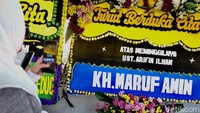 Sejumlah karangan bunga duka cita atas meninggalnya Ustaz Arifin Ilham nampak menghiasi Ponpes Az-Zikra di Sentul, Bogor, Jawa Barat, Kamis (23/5/2019). Karangan bunga dari Maruf Amin nampak menghiasi salah satu bagian ponpes tersebut.