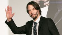 Keanu Reeves Rela Beli Es Krim Demi Berikan Tanda Tangan ke Penggemarnya