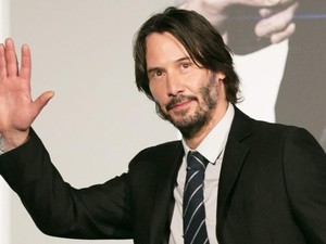 Pose Keanu Reeves Banjir Pujian saat Foto Bareng Fans Cewek