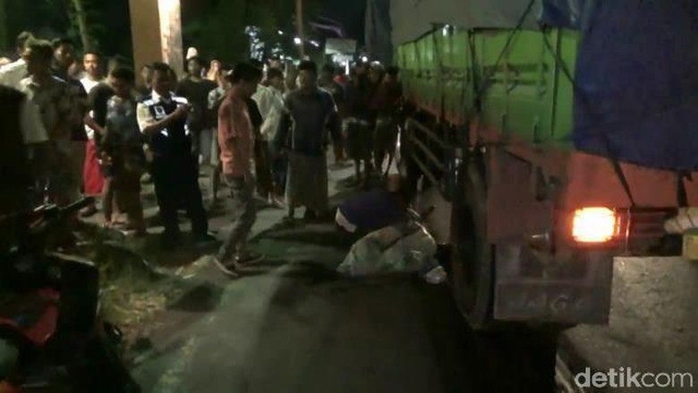 Tersambar Truk Setelah Motor Oleng, Ibu Tewas Anak Terluka Tersambar Truk Setelah Motor Oleng, Ibu Tewas Anak Terluka