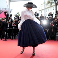 Perhatian tertuju pada aktris muda Elle Fanning saat menghadiri premier Once Upon a Time in Hollywood di Cannes Film Festival 2019, Selasa (21/5/2019). Sempat pingsan sehari sebelumnya karena gaun yang terlalu ketat, Elle kembali memukau di karpet merah. (Foto: Getty Images)