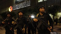 Namun sejumlah anggota kepolisian tetap berjaga di lokasi.