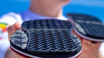 Kenapa jejaknya berbeda arah?Mungkin supaya aman dari orang yang berniat membuntuti. (instagram/unnecessaryinventions)