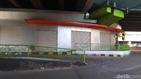 Deretan kios di Pasar Tanah Abang tutup.