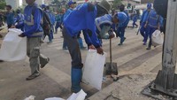 Tak hanya pasukan oranye, pasukan biru juga ikut terjun membersihkan lokasi. (Alfons/detikcom)