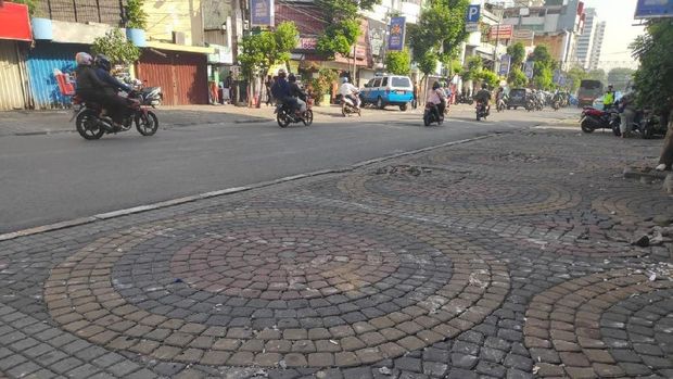 Sisa Ricuh di Sabang Jakpus Semalam: Restoran Rusak, Tembok Dicoreti
