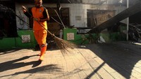 Petugas PPSU langsung membersihkan pos polisi pasca terbakar.