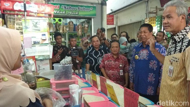 Pantau Harga di Pasar Magelang, Ganjar Malah Temukan Ikan Berformalin Pantau Harga di Pasar Magelang, Ganjar Malah Temukan Ikan Berformalin