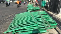 Pagar-pagar pembatas bercat warna hijau yang dirusak massa juga telah dipinggirkan.Foto: arief/detikcom
