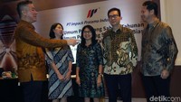 Direktur PT Impack Pratama Industri Tbk Nga Seg Min (dari kiri) berbincang dengan Direktur Lisan, Direktur Janto Salim, dan Direktur Lindawati,Direktur David Herman Liasdanu usai rapat umum pemegang saham tahunan perseroan, di Jakarta, Kamis (23/5/2019).