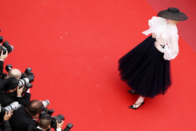 Sumber inspirasi dari penampilan Elle ini tak lain adalah bar suits Dior yang ikonis itu. Pertama kali diperkenalkan oleh sang desainer dan pendiri, Christian Dior, busana tersebut hadir bagian pinggul yang ramping dan bahu melebar sehingga terlihat seperti siluet jam pasir, lebih struktural dan menciptakan kesan yang kuat pada pemakainya. Begitu revolusionernya gaya tersebut pada zamannya, gaya ini pun mendapat julukan New Look. (Foto: Getty Images)