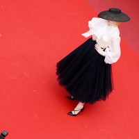 Sumber inspirasi dari penampilan Elle ini tak lain adalah bar suits Dior yang ikonis itu. Pertama kali diperkenalkan oleh sang desainer dan pendiri, Christian Dior, busana tersebut hadir bagian pinggul yang ramping dan bahu melebar sehingga terlihat seperti siluet jam pasir, lebih struktural dan menciptakan kesan yang kuat pada pemakainya. Begitu revolusionernya gaya tersebut pada zamannya, gaya ini pun mendapat julukan New Look. (Foto: Getty Images)