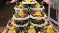 Selain puding manis, acara makan-makan Elma juga dihadiri dengan nasi kuning paket lengkap. Duh, jadi lapar! Foto: Instagram @elmatheana