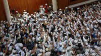 Lantunan zikir menggema bersamaan dengan tangisan jemaah yang terdengar dari berbagai sisi.