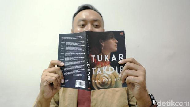 Penulis Valiant Budi saat berkunjung ke kantor detikcom.