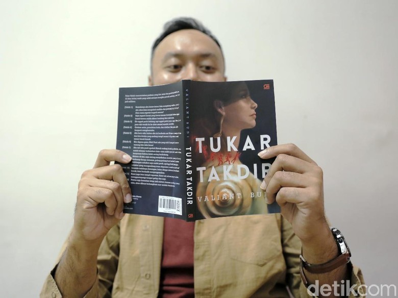 Tukar Takdir Digemari Pembaca, Valiant Budi Ungkap Ada Banyak Kejutan Foto: Asep Syaifullah/detikHOT Tukar Takdir Digemari Pembaca, Valiant Budi Ungkap Ada Banyak Kejutan Foto: Asep Syaifullah/detikHOT