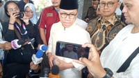 Nampak Ketua MPR, Zulkifli Hasan yang juga ikut menunggu di sana.
