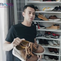 Sepatu mewah dari brand asal Prancis, Berlutti juga dimiliki Raffi Ahmad. Sneakers berwarna cokelat itu termasuk salah satu favorit Raffi karena kualitasnya. Ini puluhan juta nih guys. Kulitnya edan. Ini juga kepenginnya aku pakai buat Lebaran, kata pria yang dalam sehari bisa membintangi tujuh acara selama Ramadhan ini. Foto: Youtube Rans Entertainment