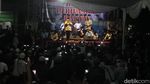 Momen Prabowo Jenguk Massa Pendemo di Bawaslu yang Terluka