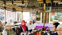 Sarapan bubur habis subuh bersama team Sholeh Azzikra, tulis Yuni. Lagi-lagi ustaz kondang yang wafat pada usia 49 tahun itu tidak jauh-jauh dari istri pertamanya. Foto: Instagram yuni_syahla_aceh