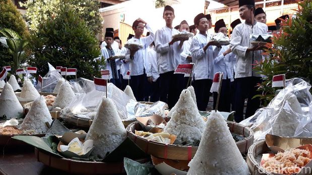 Syukuran Jokowi Menang Pilpres, Warga Solo Kirab 1001 Tumpeng
