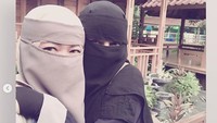 Banyak yang memuji dan salut dengan para istri Ustaz Arifin Ilham yang sangat rukun dan saling perhatian. Dok. Instagram/umi_rania_bwz