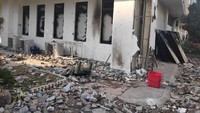 Ada juga bagian tembok gedung Bawaslu yang bolong. Petugas terlihat berupaya membersihkan sisa-sisa kerusuhan. (Foto: Matius Alfons/detikcom)