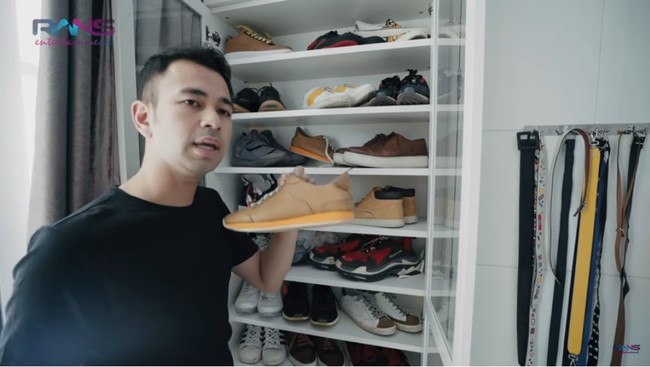 Sepatu berwarna cokelat ini termasuk salah satu koleksi sneakers termahal Raffi Ahmad. Sneakers cokelat tersebut datang dari brand Hermes dan harganya mencapai hampir Rp 30 juta. Foto: Youtube Rans Entertainment