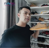 Sepatu berwarna cokelat ini termasuk salah satu koleksi sneakers termahal Raffi Ahmad. Sneakers cokelat tersebut datang dari brand Hermes dan harganya mencapai hampir Rp 30 juta. Foto: Youtube Rans Entertainment