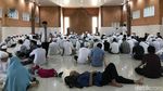 Jenazah Bertolak dari Halim dan Penantian Para Pelayat