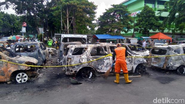  Pasukan Oranye Bersih-bersih, Kumpulkan Sampah 1 Truk Pasca Rusuh Slipi