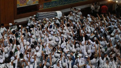 Momen Ribuan Jemaah Salatkan Jenazah Ustaz Arifin Ilham