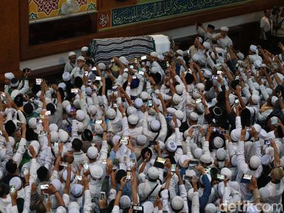 Momen Ribuan Jemaah Salatkan Jenazah Ustaz Arifin Ilham