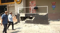 Tutupnya lokasi tentu saja menghambat perekonomian mal.