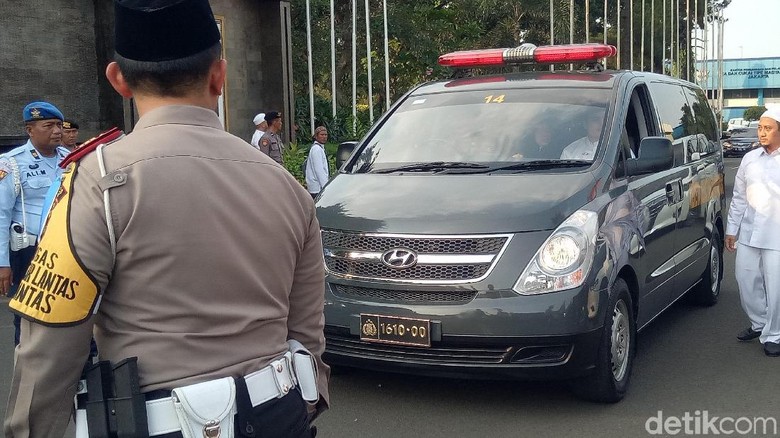 Ibunda Menangis, Istri Ustaz Arifin Ilham Tegar saat Tiba di Bandara Halim Ibunda Menangis, Istri Ustaz Arifin Ilham Tegar saat Tiba di Bandara Halim