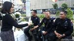 Asyik Polisi Dapat Bunga dari Mahasiswi Cantik
