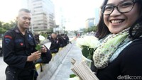 Bunga mawar tersebut diberikan guna menyemangati aparat kepolisian dalam menjaga ketertiban di Jakarta.