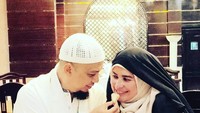 Kemesraan keduanya terlihat saat ayah dari Ameer Azzikra itu menyuapi roti kepada ibunya, Yuni. Terlihat sangat hangat dan manis, kan? Foto: Instagram yuni_syahla_aceh