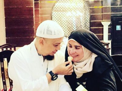 Mengenang Kembali Kehangatan Ustaz Arifin Ilham dan Keluarga Saat Makan Bersama