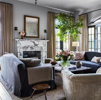 Inilah ruang keluarga yang dilengkapi sebuah perapian yang dilapisi marmer sehingga menciptakan sentuhan mewah. Setelah dibeli Jessica Alba beberapa tahun lalu, rumah tersebut melalui proses renovasi yang memakan waktu hingga 18 bulan.