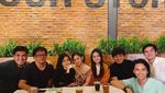 Pose Manis Brisia Jodie Saat Makan Gulali dan Apel