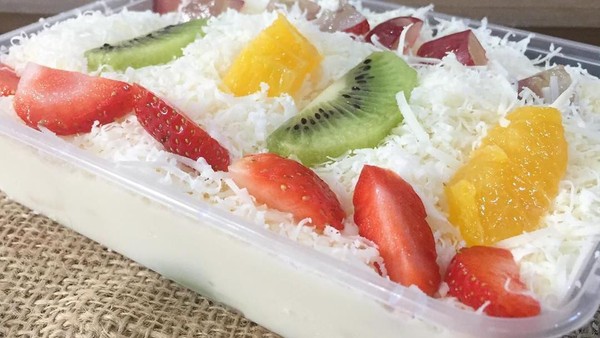 Krenyes Segar Salad Buah dengan Parutan Keju untuk Buka Puasa