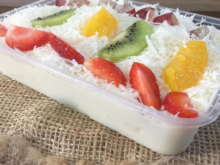 Krenyes Segar Salad Buah dengan Parutan Keju untuk Buka Puasa