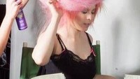 Kalau rambut pink super mengembang ini lebih mirip es krim atau cotton candy ya? Keduanya sama-sama manis dan menarik. Foto: istimewa