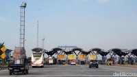 Usai melewati titik kemacetan, kami langsung gaspol ke Semarang, dengan total jarak tempuh sekitar 432,8 km. Kondisi lalu lintas tol cukup lancar semenjak keluar pintu tol Cikarang Utama.