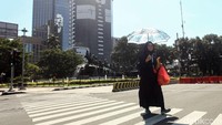 Hanya sedikit pejalan kaki yang melintas di area sekitar Patung kuda, Medan Merdeka Barat, Jakarta, karena jalan telah ditutup oleh petugas kepolisian.