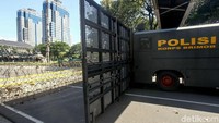 Selain mensterilkan lalu lintas di sekitar gedung MK, Kapolres Jakarta Pusat Kombes Harry Kurniawan mengatakan menerjunkan 8 kompi personel pengamanan untuk berjaga di sekitar gedung Mahkamah Konstitusi.